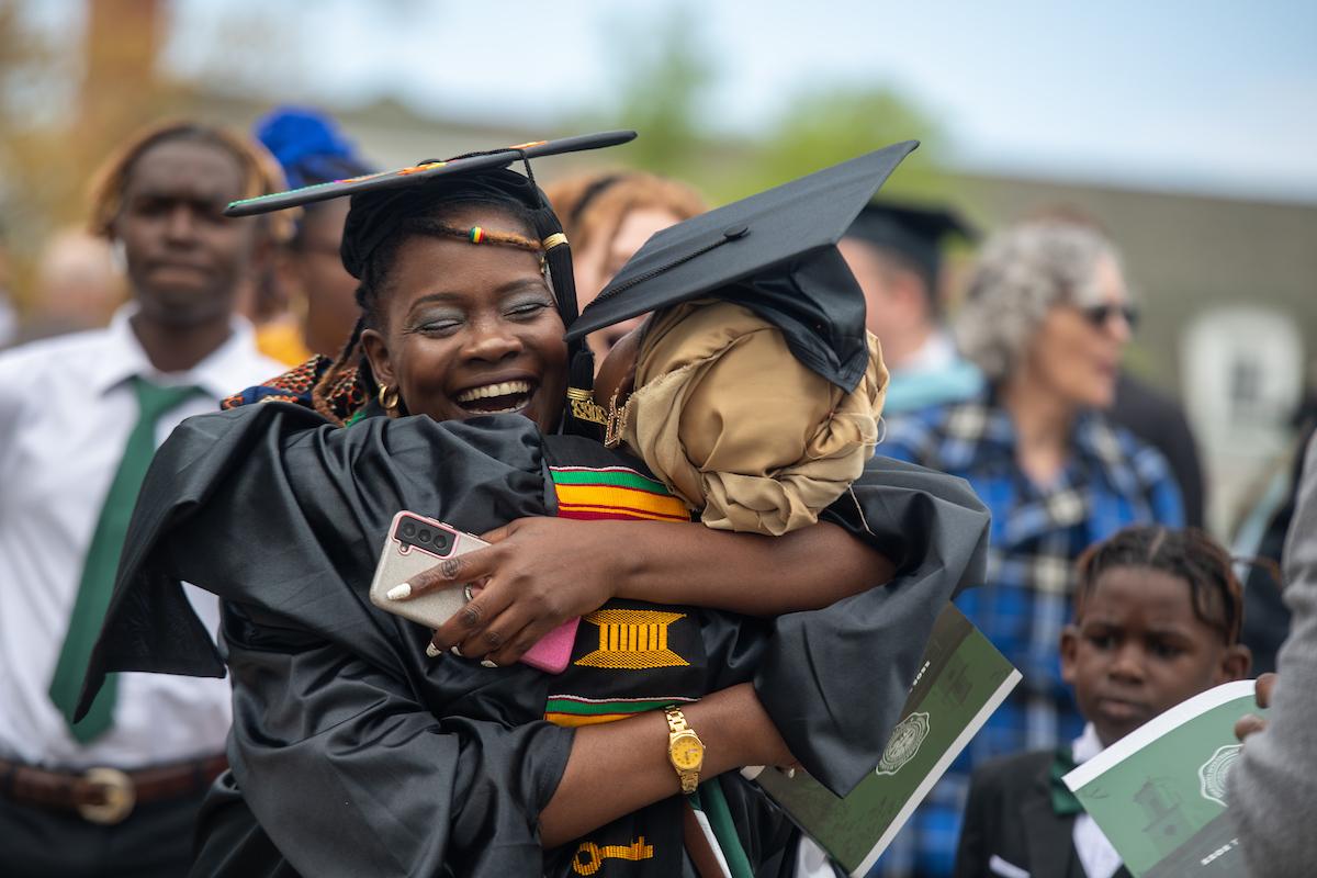 两个研究生在毕业典礼后互相拥抱